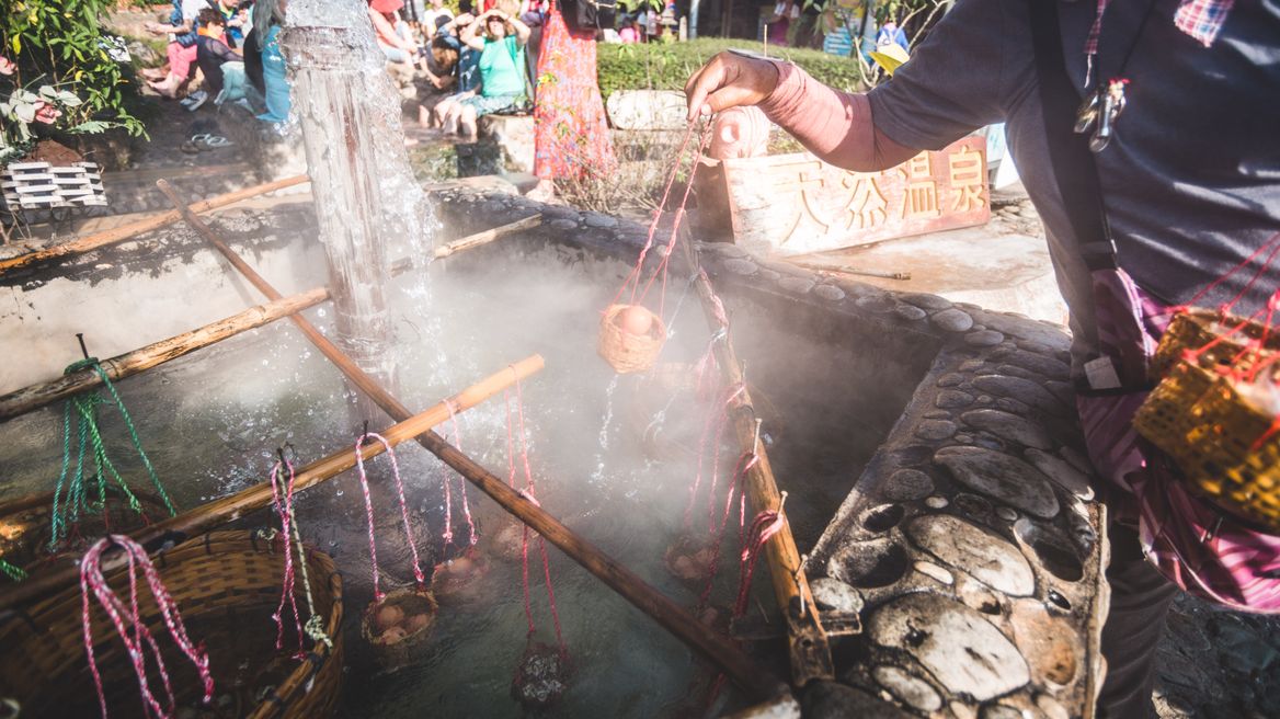Let's try boil eggs at the Hot Spring