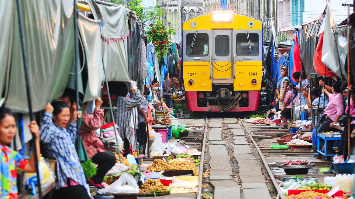 Look! The train is coming!