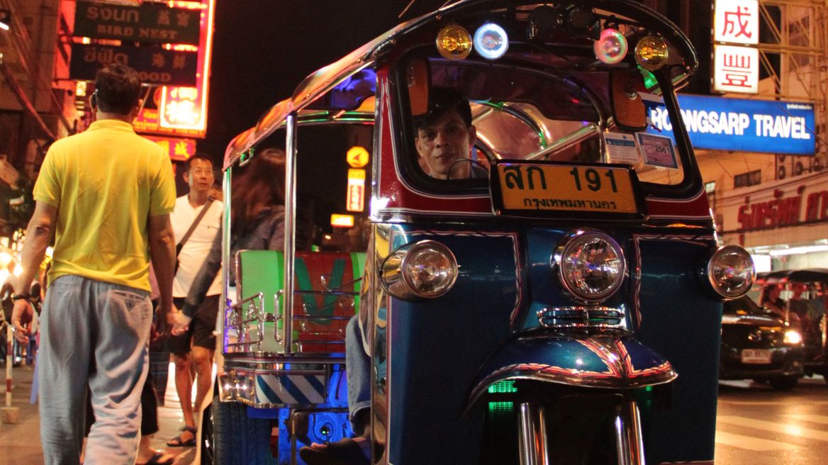 Tuk Tuk to King Rama V Monument
