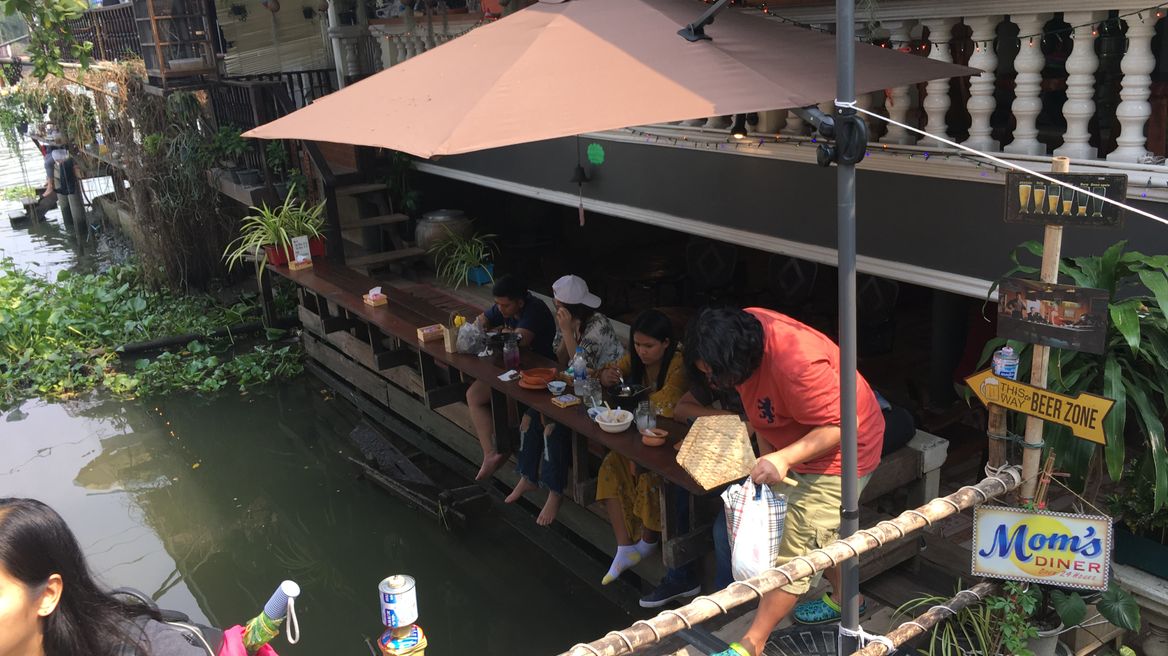 Chill and relax while you having lunch 