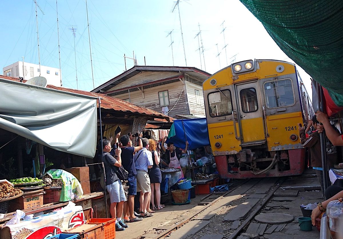 maeklong railway market samut songkhram