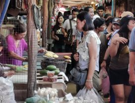 Explore Hidden Floating Market at Bang Khla.