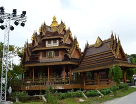 Beauty and the Boat: The Wooden Temple and Boat Ride at Khlong Lat Mayom Floating Market