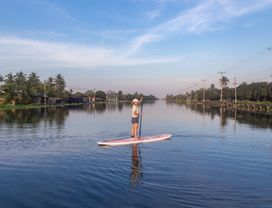 Samut Sakhon from Bangkok : Paddle Damnoensaduak