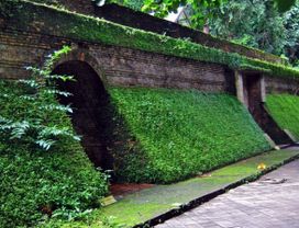 Chiang Mai  Sightseeing Tour: Tha Pae Gate, Wat Umong & Local Market