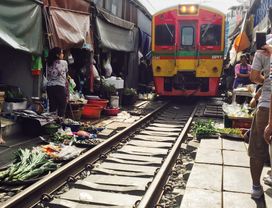 2 Markets 1 Temple: Damnoen Saduak Floating Market, Maeklong Railway Market & Giant Stupa